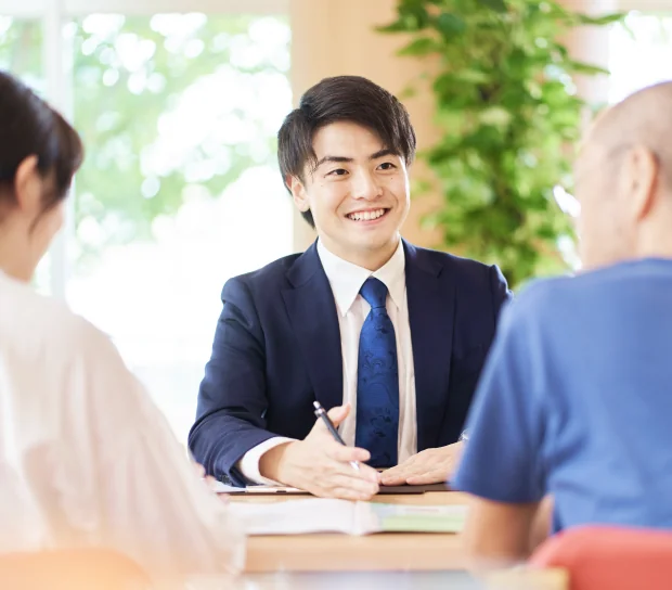 家族信託について相談するスタッフとご家族